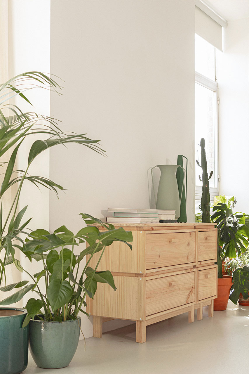 Imagen de ambiente 2 para:C&oacute;moda de madera con patas